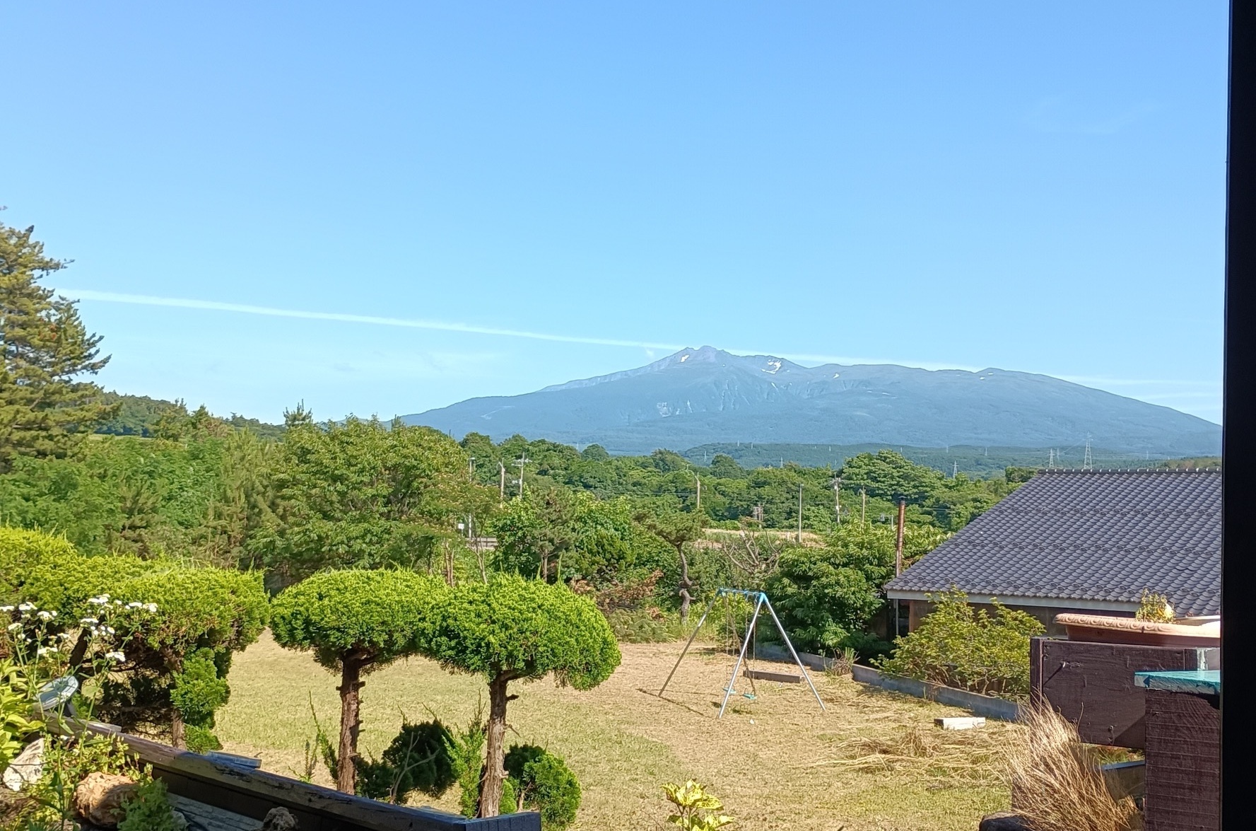 春の鳥海山と自然風景